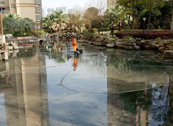 黄埔景观池淤泥清理