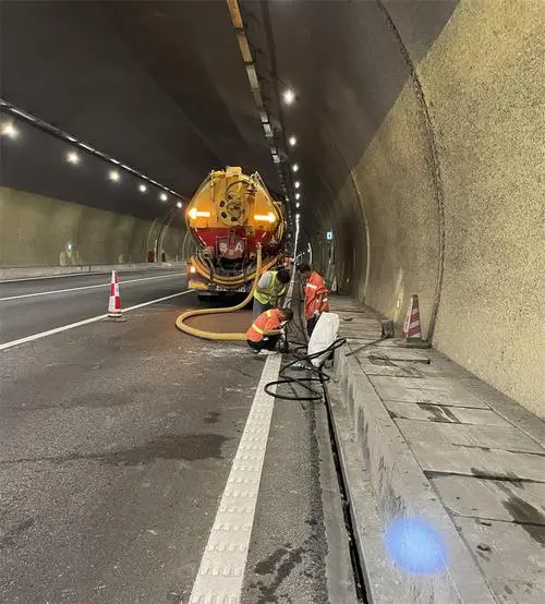 黄埔隧道排水渠清淤